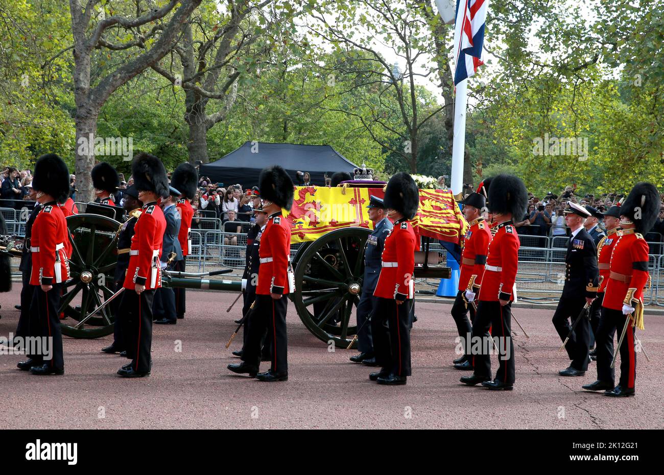 Le cercueil portant la reine Elizabeth II se rend le long du Mall pendant la procession de l'État menteur de la reine Elizabeth II à Londres, au Royaume-Uni. Banque D'Images