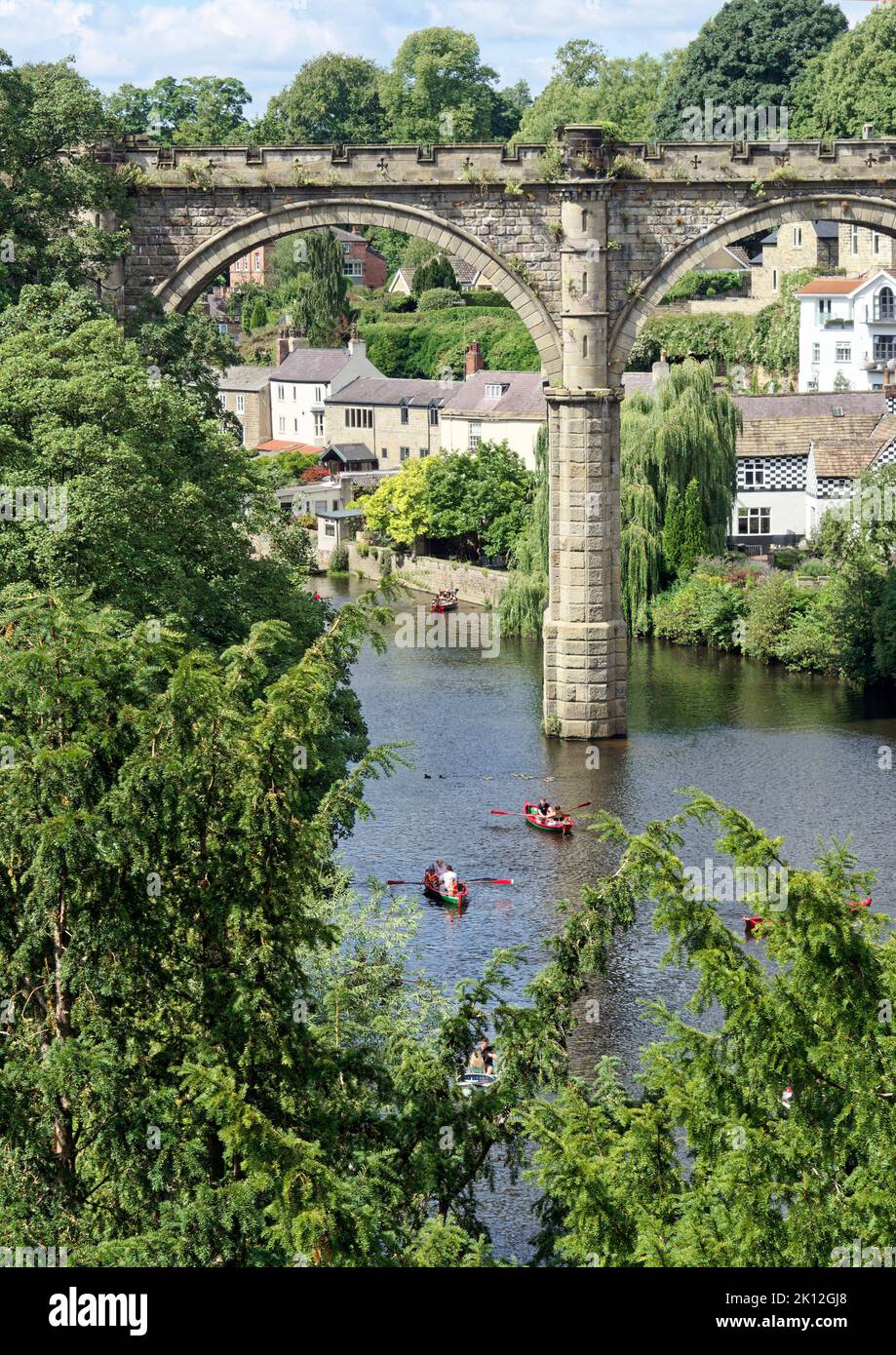 Knaresborough, Yorkshire du Nord - vue sur la rivière Nidd et le viaduc ferroviaire emblématique depuis les remparts du château. Banque D'Images