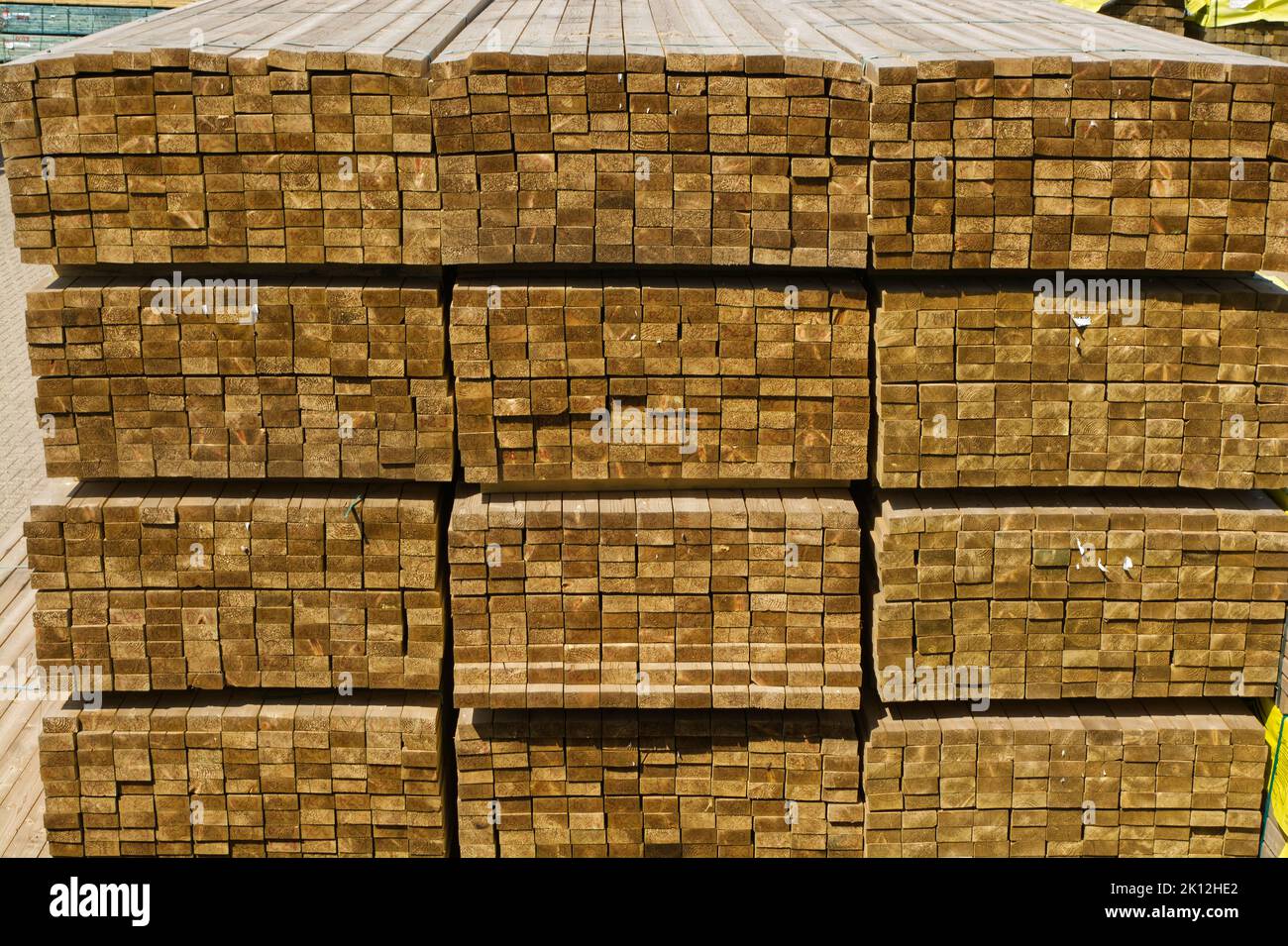 Piles de bois importé au port de Shoreham, dans l'ouest du Sussex, en Angleterre Banque D'Images