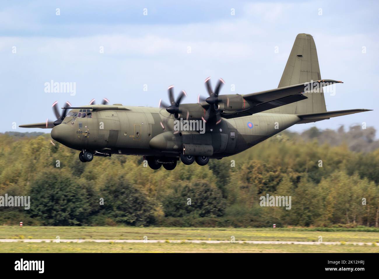 British Royal Air Force Lockheed C-130J Hercules C.4 avion de transport atterrissant sur la base aérienne d'Eindhoven. Pays-Bas - 14 septembre 2022 Banque D'Images