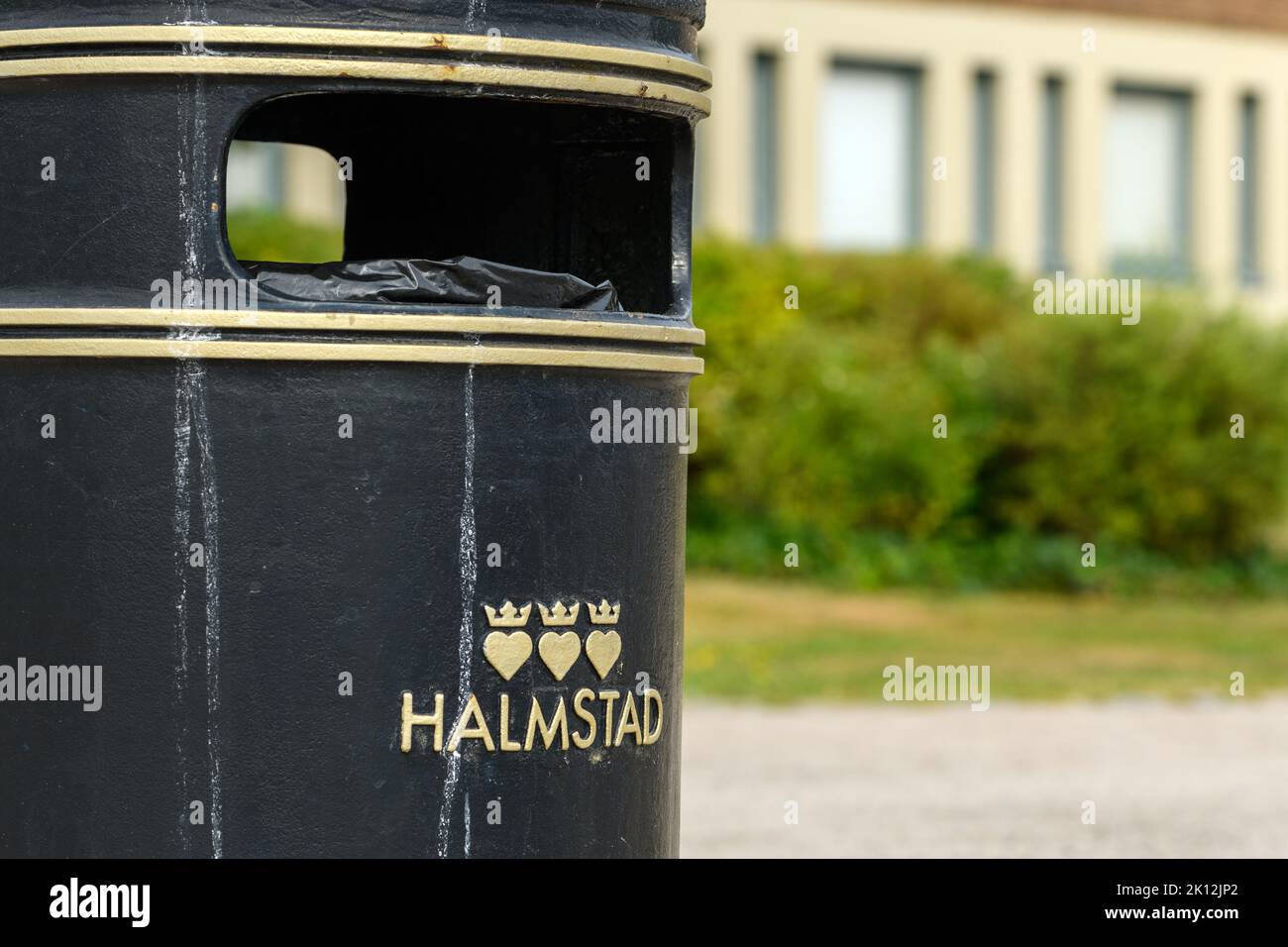 Halmstad, Suède - 20 août 2022 : logo de la ville de Halmstad sur la poubelle publique. Rédactionnel. Banque D'Images