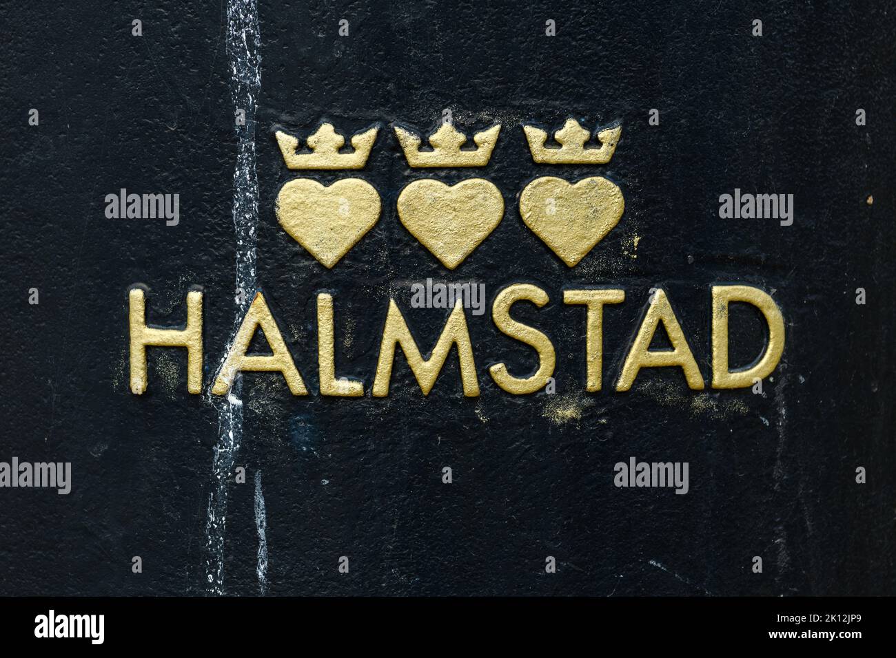 Halmstad, Suède - 20 août 2022 : logo de la ville de Halmstad sur la poubelle publique. Rédactionnel. Banque D'Images