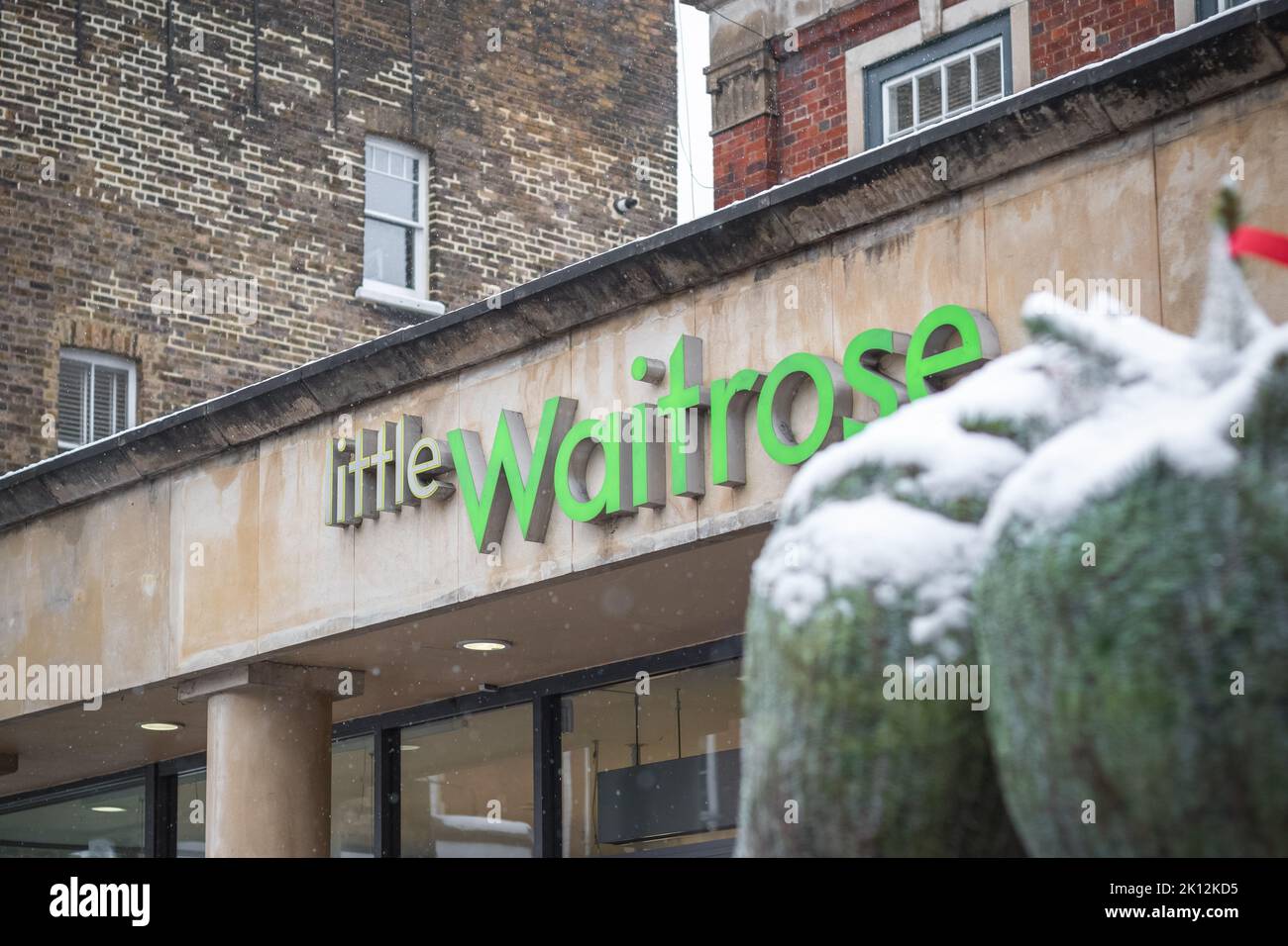 Londres, Royaume-Uni - 10 décembre 2021 - panneau pour Little Waitrose dans la neige d'hiver Banque D'Images
