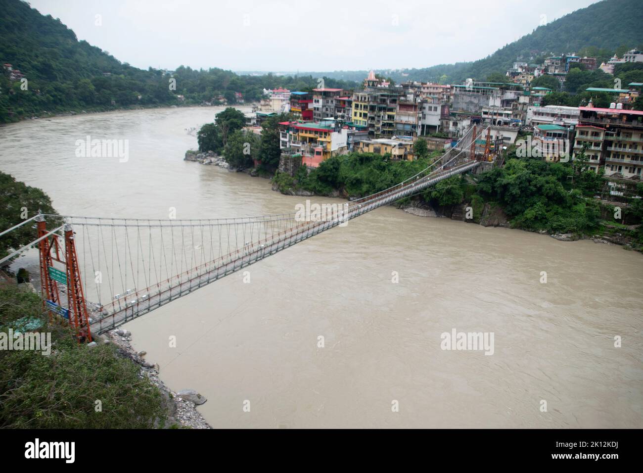 Lakshman Jhula un pont suspendu de l'autre côté de la rivière Ganges. Le pont relie les villages de Tapovan à Jonk. Rishikesh, Uttarakhand, Inde Banque D'Images