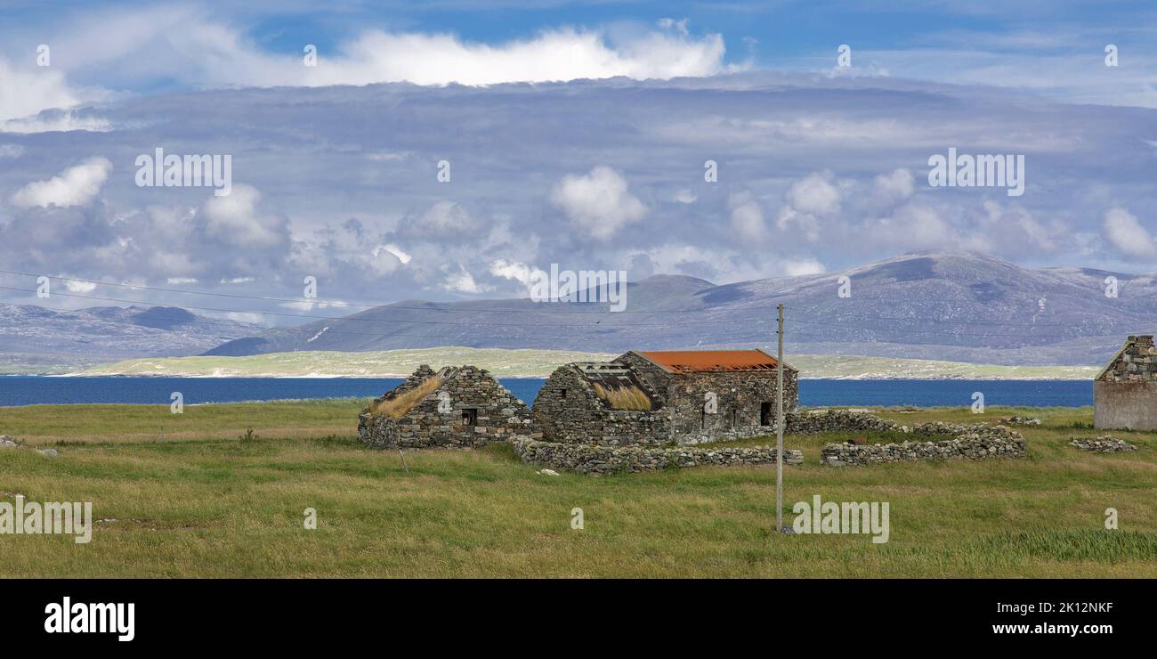 Old Abondened Stone Cottage avec un toit rouillé, Berneray, Uist, Uist Nord, Hébrides, Hébrides extérieures, Îles occidentales, Écosse, Royaume-Uni Banque D'Images