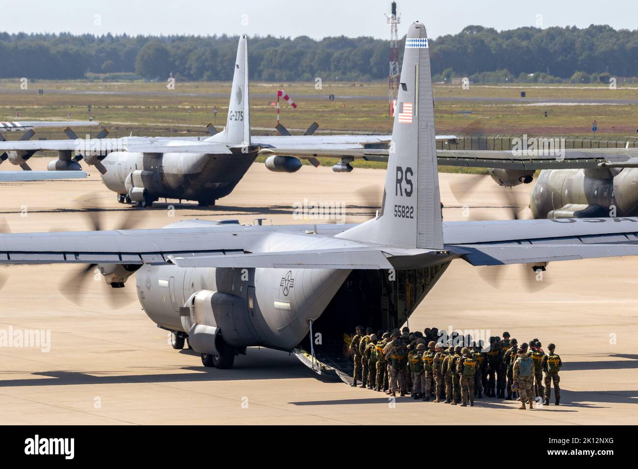 Parachutistes entrant dans un avion de transport Hercules C-130 de la US Air Force sur la base aérienne d'Eindhoven. Pays-Bas - 20 septembre 2019. Banque D'Images