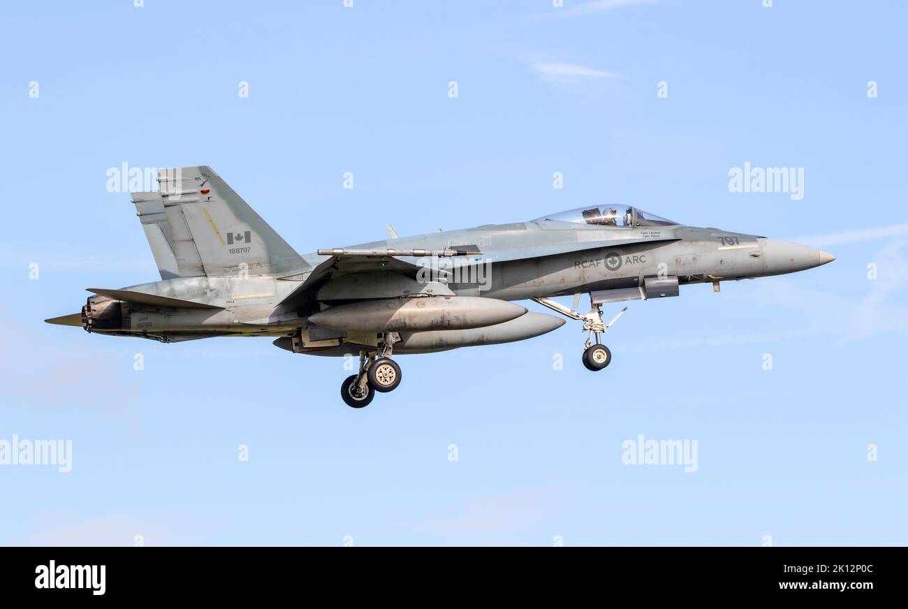 Avion de chasse FC-18 Hornet de la Force aérienne royale du Canada de la BFC Bagotville, à partir de la 3 e Escadre, en arrivant à la base aérienne de Leeuwarden. Pays-Bas - 30 mars 2022 Banque D'Images