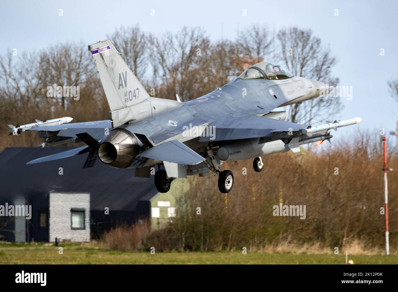Base d'Aviano avion F-16C de la US Air Force de Buzzards du 510th Fighter Squadron arrivant à la base aérienne de Leeuwarden. Pays-Bas - 30 mars 2022 Banque D'Images