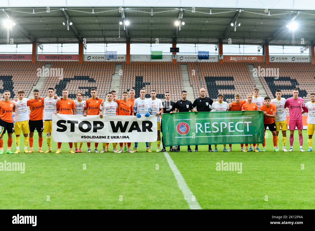 LUBIN, POLOGNE - 14 SEPTEMBRE 2022: Match de football I. Round UEFA Youth League FC Rukh Lviv - Zaglebie Lubin. Les équipes avec bannière METTENT FIN À LA GUERRE et AU RESPECT. Banque D'Images