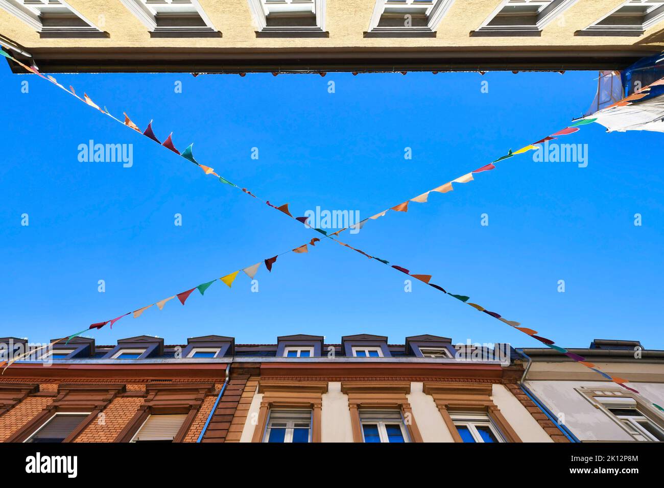 Kaiserslautern, Allemagne - août 2022 : drapeaux colorés décorant la rue du centre-ville Banque D'Images