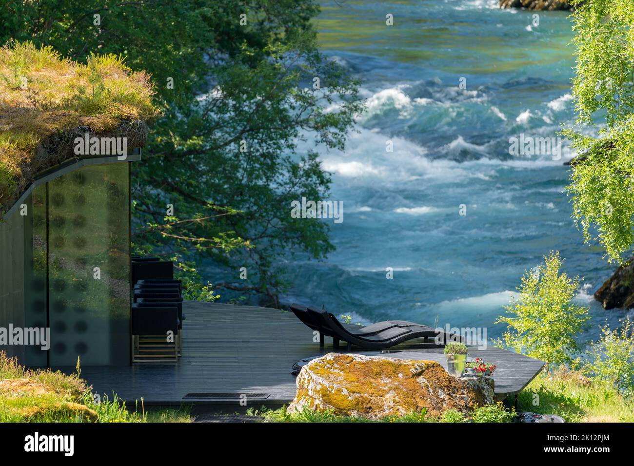 Solarium près de la rivière depuis l'hôtel Juvet. Banque D'Images