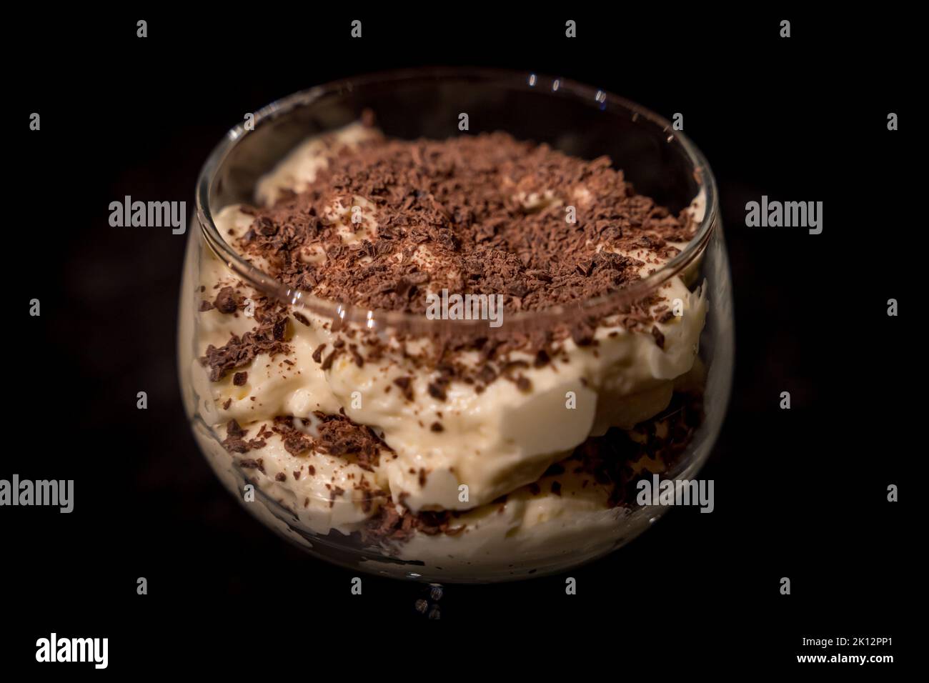 Dessert avec chocolat sur le verre. Banque D'Images