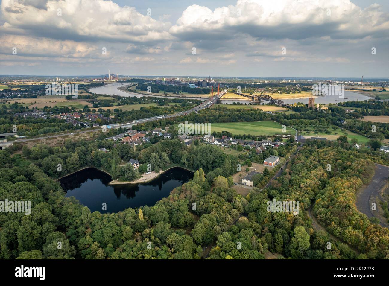 Blick aus der Luft auf den Rhein zwischen Duisburg und Moers, Nordrhein-Westfalen, Deutschland, Europa | vue aérienne sur le rhin entre Duis Banque D'Images