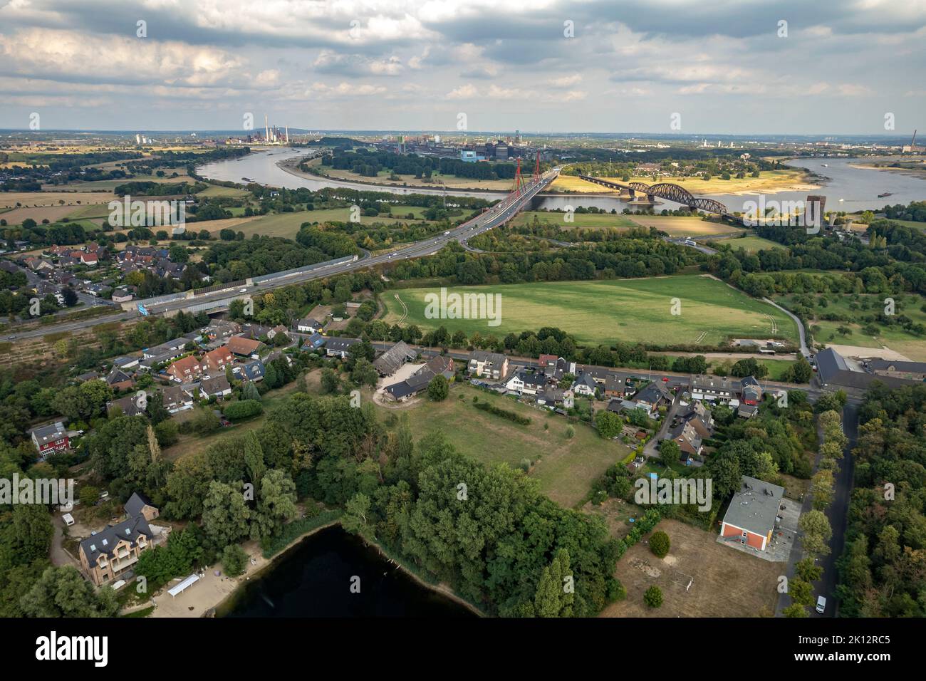 Blick aus der Luft auf den Rhein zwischen Duisburg und Moers, Nordrhein-Westfalen, Deutschland, Europa | vue aérienne sur le rhin entre Duis Banque D'Images