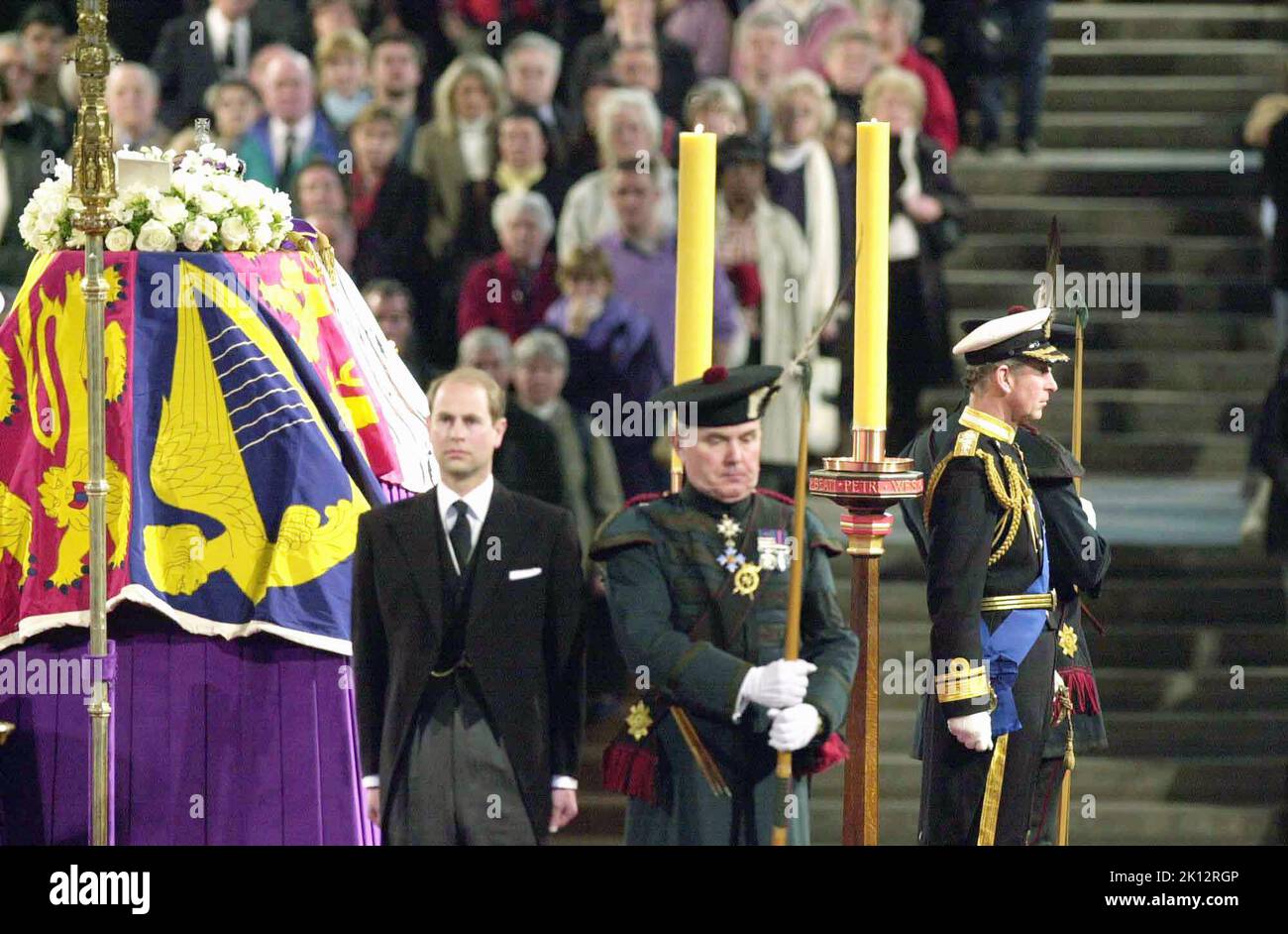 Le prince Edward et le prince Charles (à droite) se tiennent devant le drapeau qui a draqué le cercueil de la reine Elizabeth la reine mère, alors qu'elle est dans l'État et qu'elle est gardée aux quatre coins de la catafalque par ses petits-fils, dans le Westminster Hall. En 1936, les fils du roi George V - Edward VIII, duc de York (plus tard George VI), Henry, duc de Gloucester et George, duc de Kent - effectuèrent la première Vigile de l'hommage du prince, Et il est probable que les enfants de la Reine ou même les petits-enfants l'honoreront de cette façon poignante. Date de publication : jeudi 15 septembre 2022. Banque D'Images