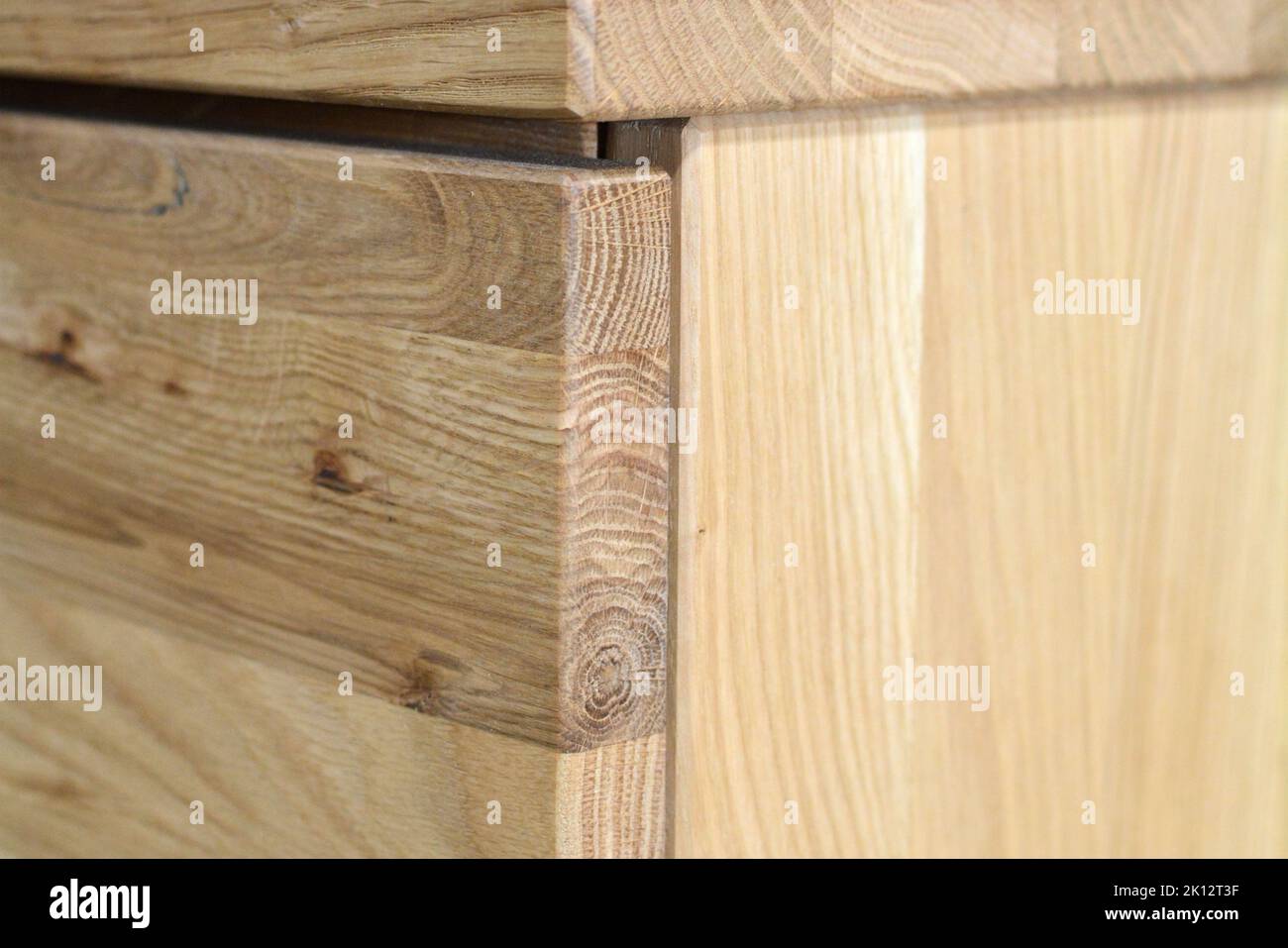 Surface de commode en bois. Mobilier écologique en bois naturel, vue rapprochée. Dessus de table et pieds en bois massif Banque D'Images