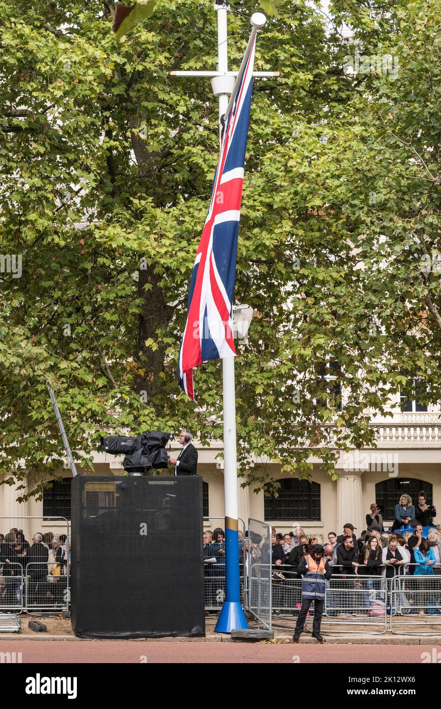 Dans le centre commercial du centre de Londres, un caméraman de télévision attend le cortège portant les restes de la reine Elizabeth II, de Buckingham Palace à Westminster Hall pour le mensonge-dans-l'état Banque D'Images