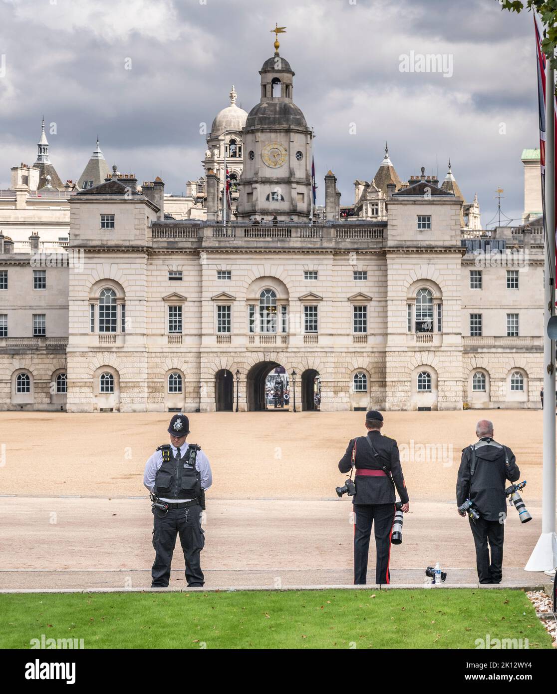 Lors de la parade des gardes à cheval dans le centre de Londres, les photographes (un de l'armée) attendent d'enregistrer le cortège portant les restes de la reine Elizabeth II, de Buckingham Palace à Westminster Hall pour les meneurs Banque D'Images