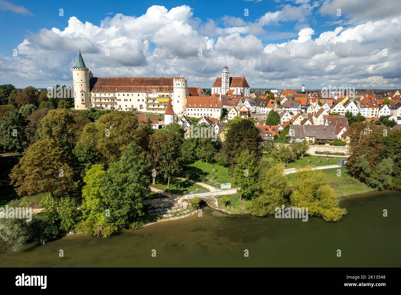 Luftbild Lauingen an der Donau mit dem ehemaligen Schloss Lauingen und der Stadtpfarrkirche St. Martin, Bayern, Deutschland | vue aérienne de Lauinge Banque D'Images