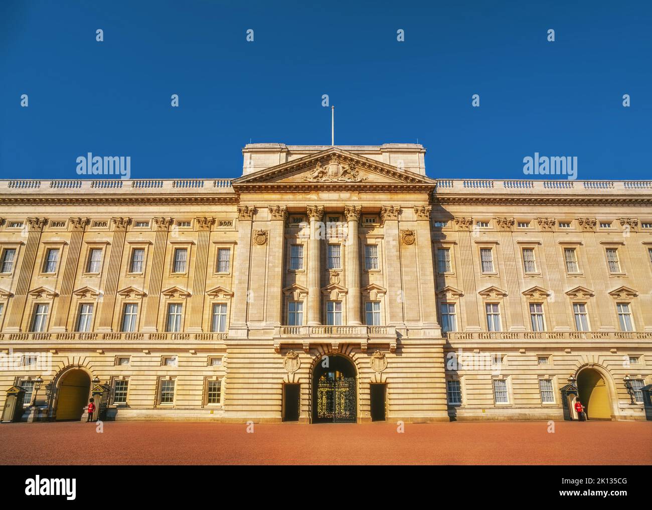 Le majestueux Buckingham Palace, résidence du monarque britannique, se dresse fièrement avec son architecture symétrique et ses gardes cérémoniels en poste. Banque D'Images