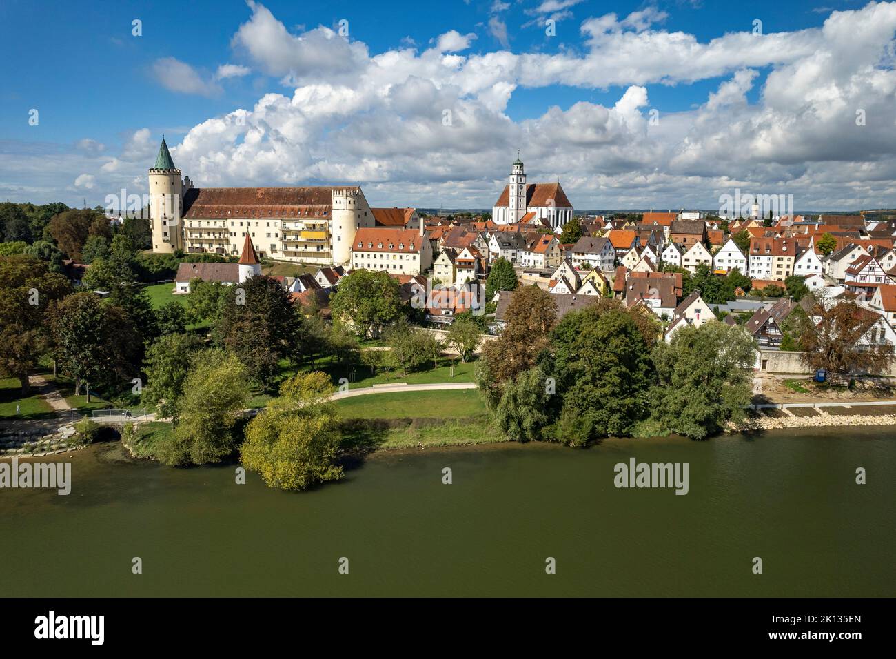 Luftbild Lauingen an der Donau mit dem ehemaligen Schloss Lauingen und der Stadtpfarrkirche St. Martin, Bayern, Deutschland | vue aérienne de Lauinge Banque D'Images