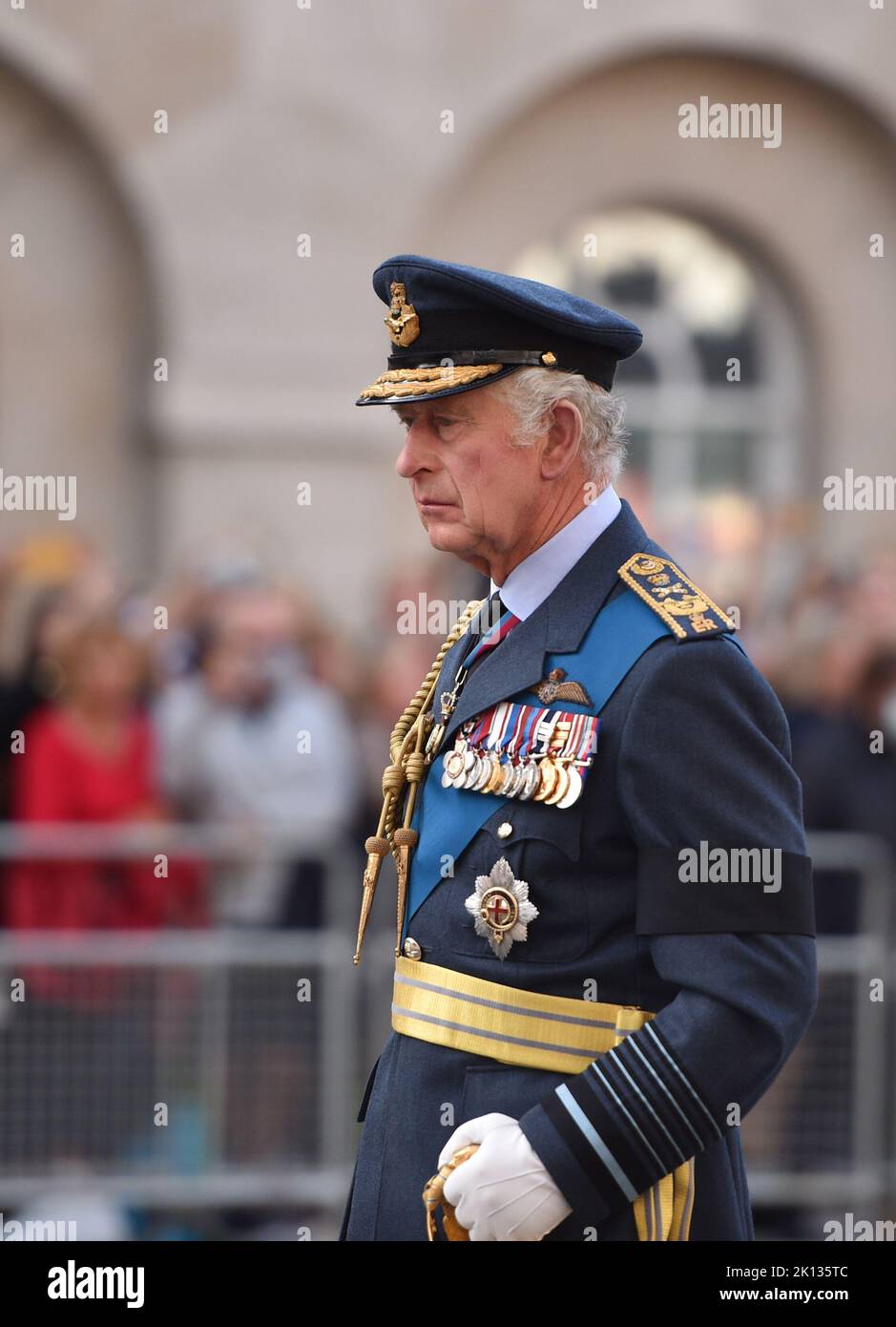 LE ROI CHARLES III et ses frères et sœurs marchèrent derrière le cercueil de la reine à Whitehall, alors qu'il était transporté sur une voiture à canon depuis le palais de Buckingham au cours de la procession de la reine. Banque D'Images