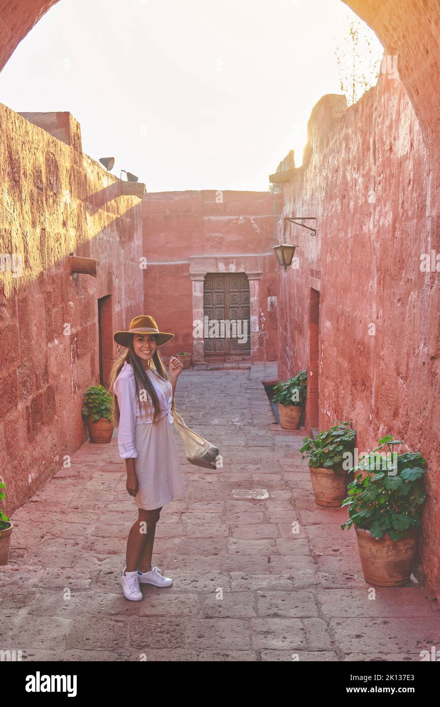 Jeunes touristes explorant le monastère de Santa Catalina, Convento de Santa Catalina, Arequipa, Pérou. Amérique du Sud Banque D'Images