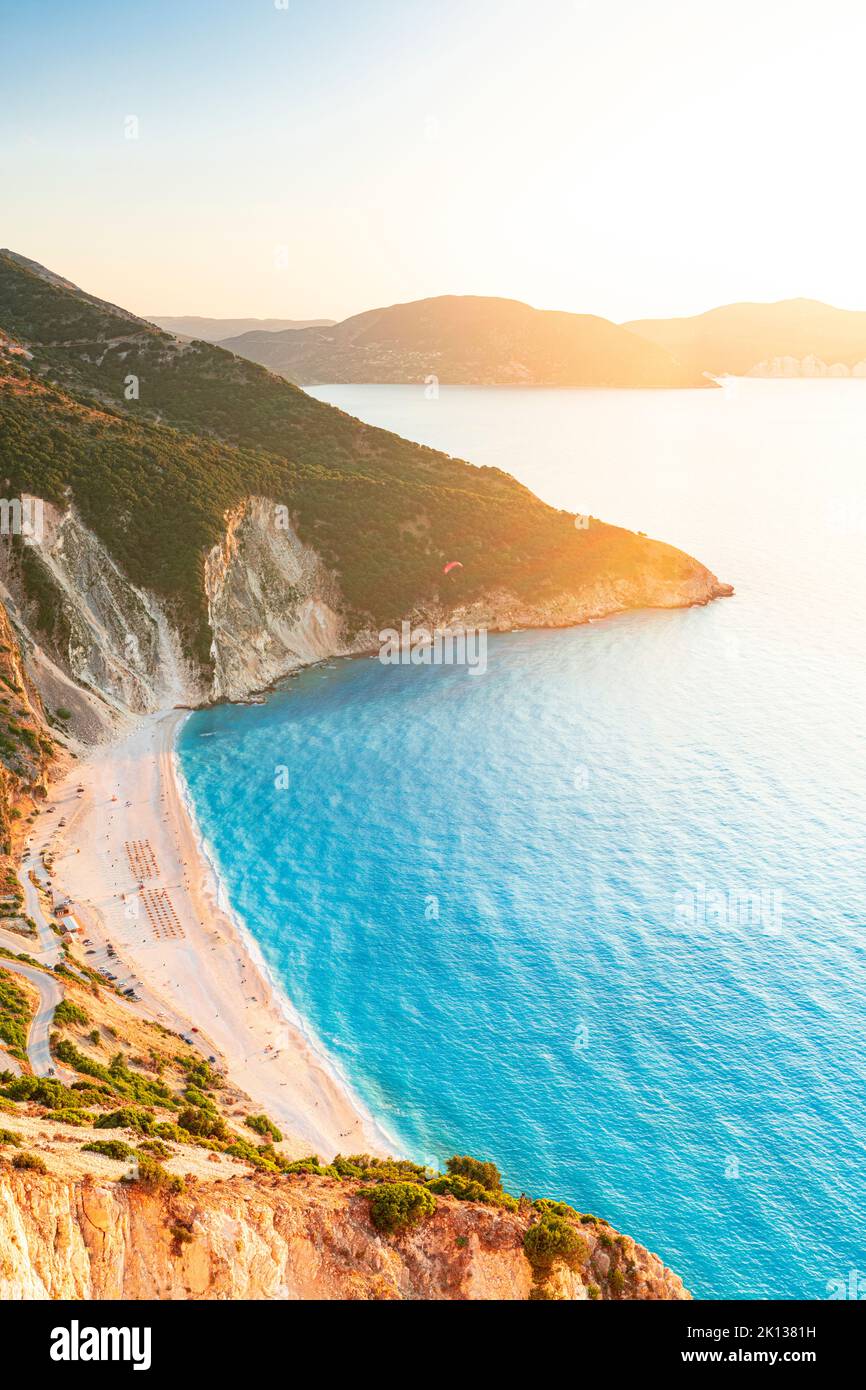 Plage de Myrtos au coucher du soleil, vue de la côte, Kefalonia, Iles Ioniennes, Iles grecques, Grèce, Europe Banque D'Images
