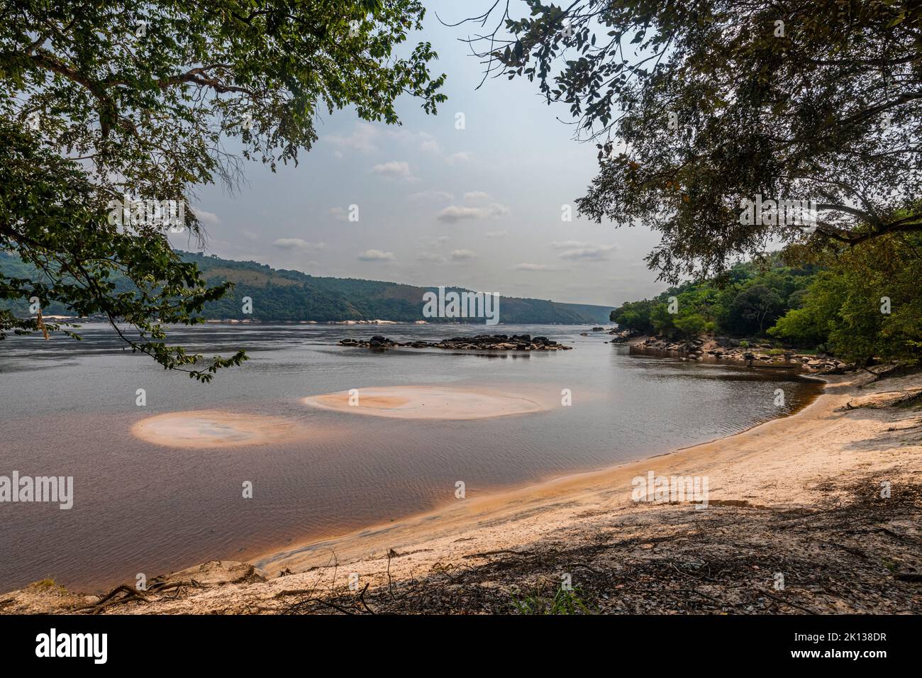 Plage de sable sur le fleuve Congo, près de la cascade de Zongo, République démocratique du Congo, Afrique Banque D'Images