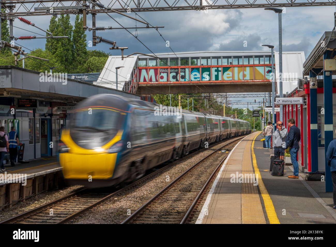 Train en direction de Manchester traversant la gare de Macclesfield, Macclesfield, Cheshire, Angleterre, Royaume-Uni, Europe Banque D'Images