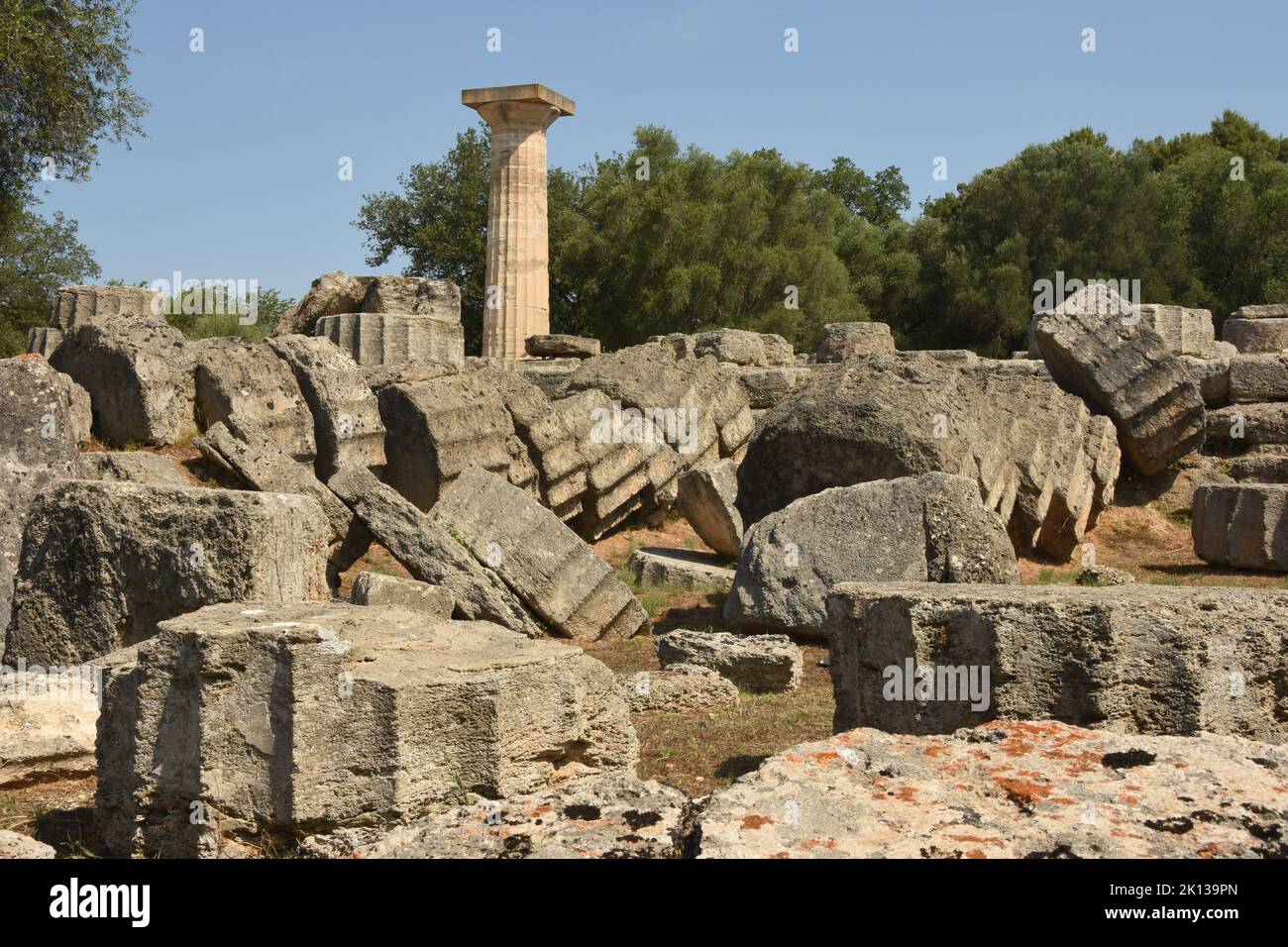 Colonnes démantelées au Temple de Zeus à Olympia, site classé au patrimoine mondial de l'UNESCO, Peleponèse de l'ouest de la Grèce, Europe Banque D'Images