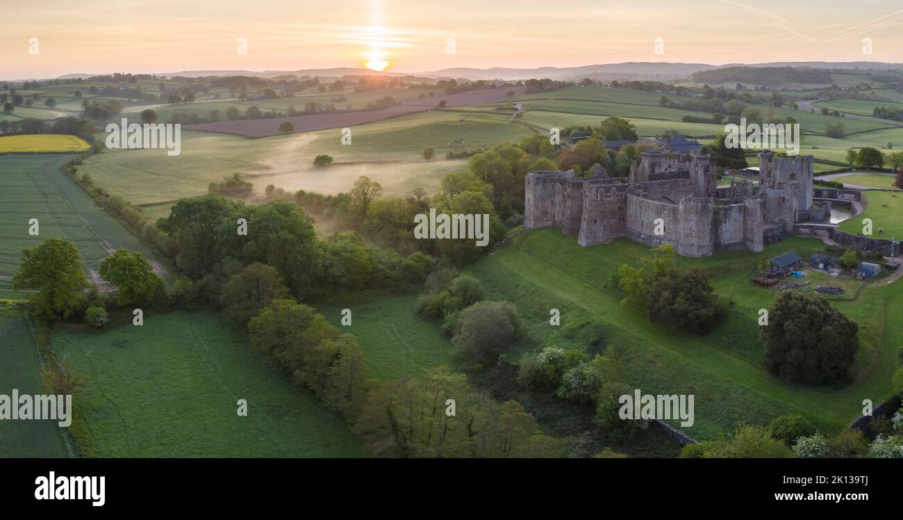 Vue aérienne du château de Raglan à Dawn, Raglan, Monbucshire, pays de Galles, Royaume-Uni, Europe Banque D'Images