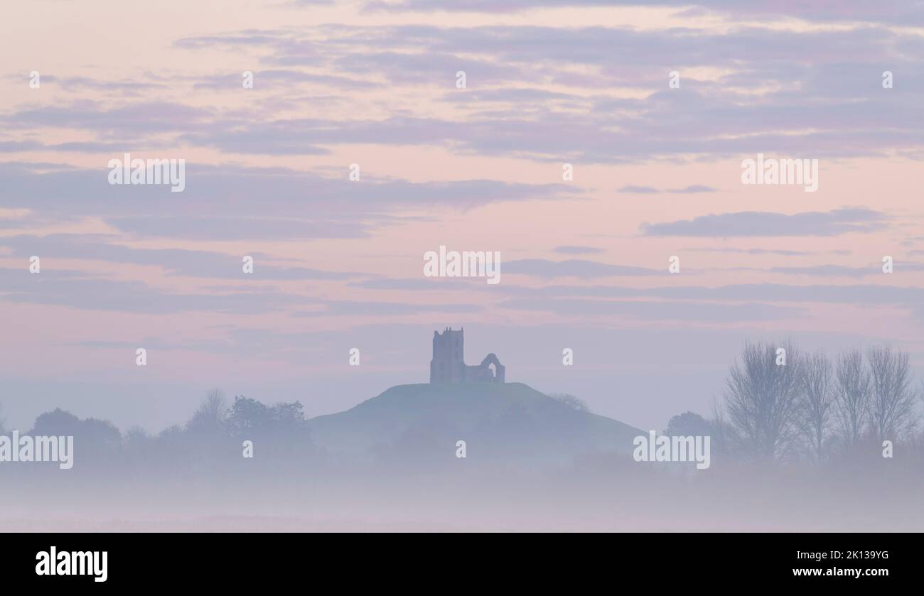 L'église en ruines de Saint-Michel sur Burrow Mump, se levant au-dessus des niveaux de Somerset à l'aube d'une matinée glaciale et brumeuse, Burrowbridge, Somerset, Angleterre, Banque D'Images