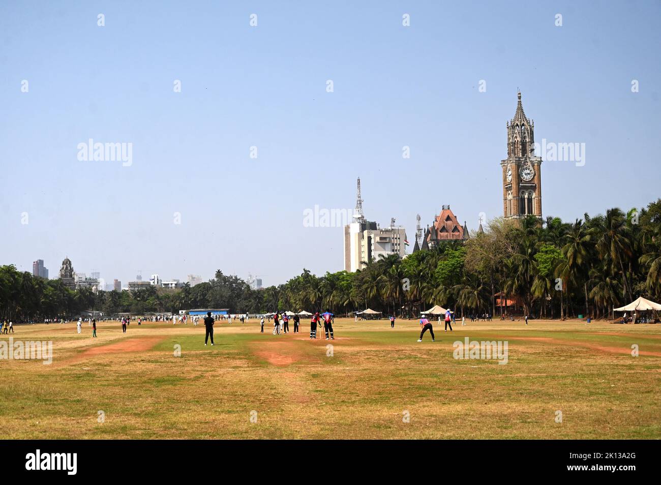 Au moins cinq matchs de cricket se jouent sur l'Azad Maidan, anciennement connu sous le nom de Bombay Gymkhana Maidan dans le centre-ville, Mumbai, Inde, Asie Banque D'Images