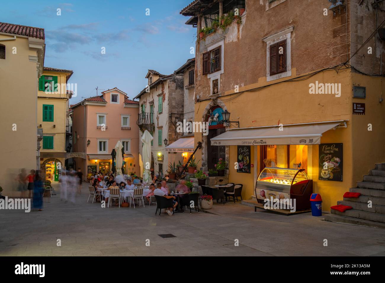 Vue sur les cafés. Restaurants et boutiques au crépuscule dans le village de Lovran, Lovran, Kvarner Bay, Istrie orientale, Croatie, Europe Banque D'Images