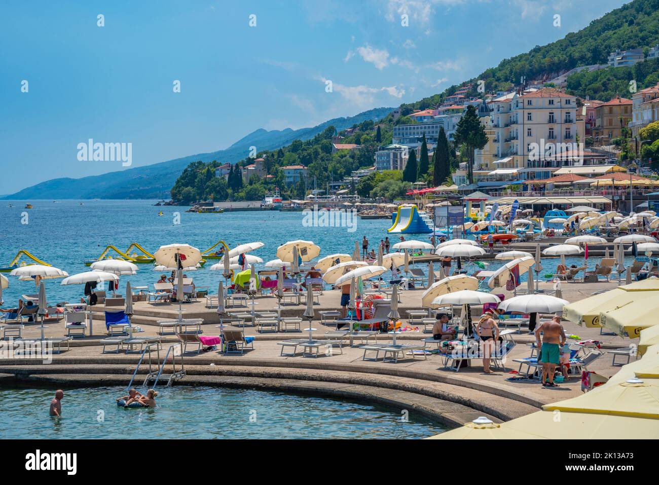 Vue sur les restaurants et les parasols de la promenade Lungomare dans la ville d'Opatija, Opatija, baie de Kvarner, Croatie, Europe Banque D'Images