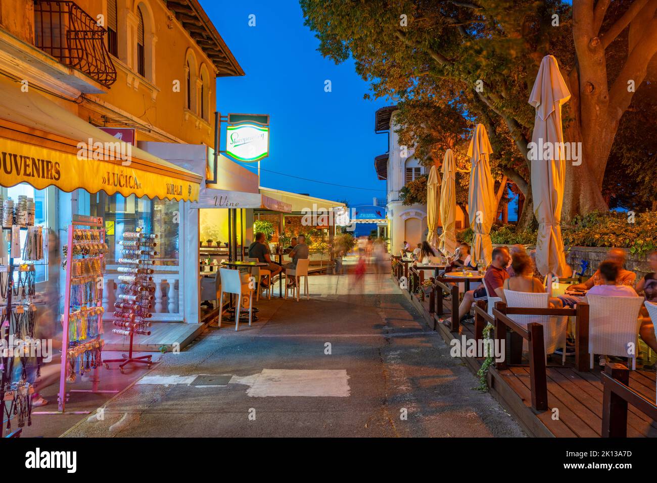 Vue sur le café et le restaurant près du port au crépuscule, le village de Lovran, Lovran, la baie de Kvarner, l'Istrie orientale, Croatie, Europe Banque D'Images