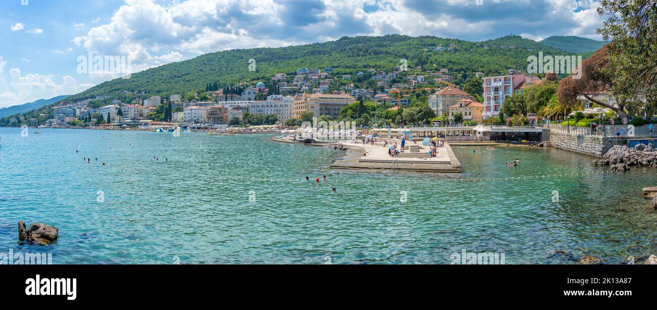 Vue sur la promenade de Lungomare et la ville d'Opatija en arrière-plan, Opatija, baie de Kvarner, Croatie, Europe Banque D'Images