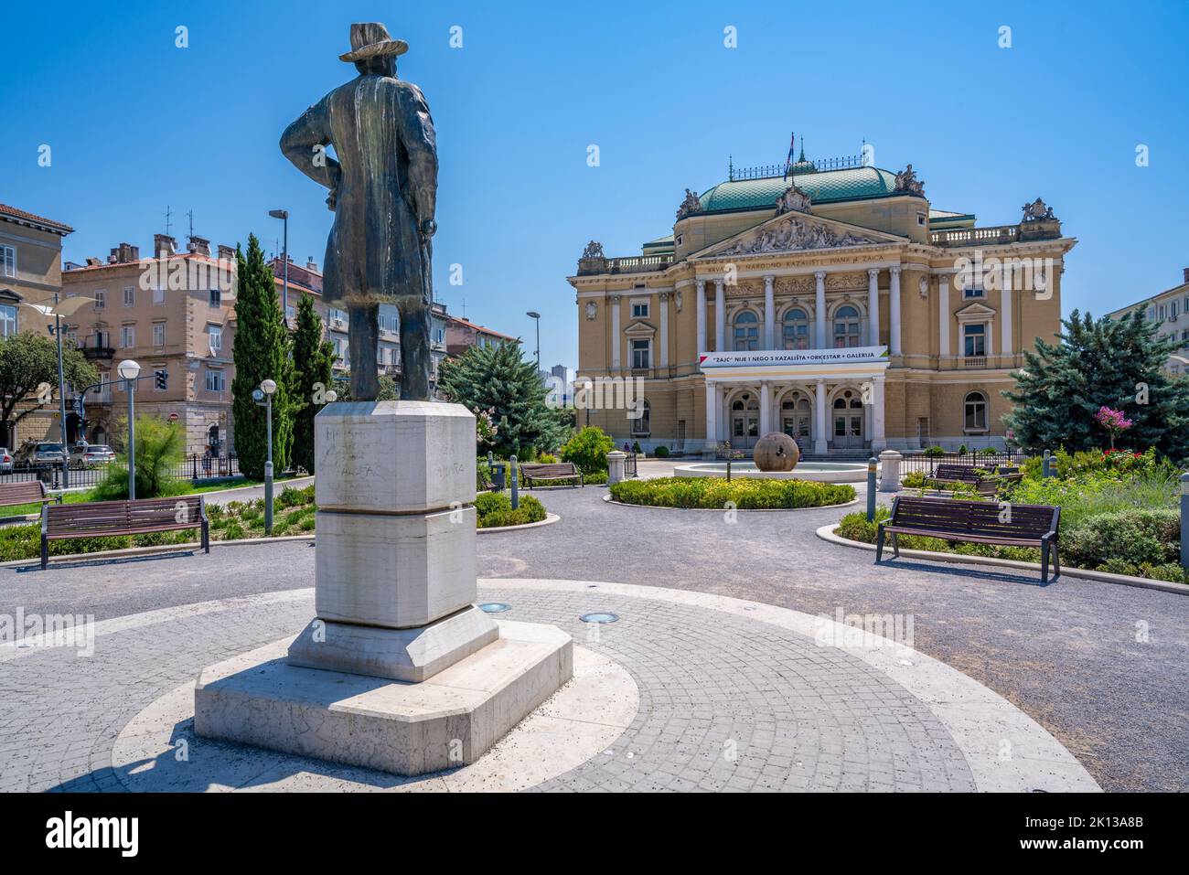 Vue sur la statue d'Ivan Zajc dans le Parc du Théâtre et le Théâtre national croate, Rijeka, baie de Kvarner, Croatie, Europe Banque D'Images