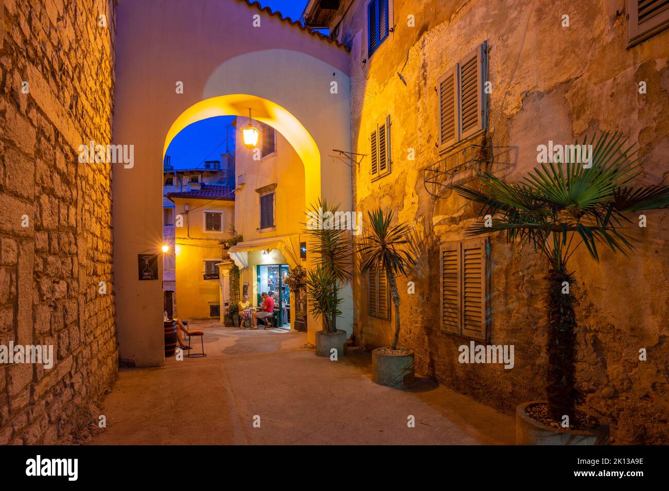 Vue sur le café-bar au crépuscule, Lovran, baie de Kvarner, Istrie orientale, Croatie, Europe Banque D'Images