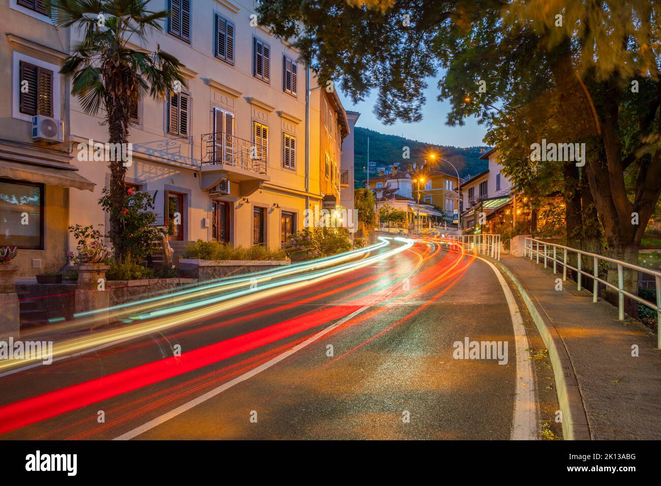 Vue des hôtels et des feux de circulation au crépuscule, Lovran, baie de Kvarner, Istrie orientale, Croatie, Europe Banque D'Images