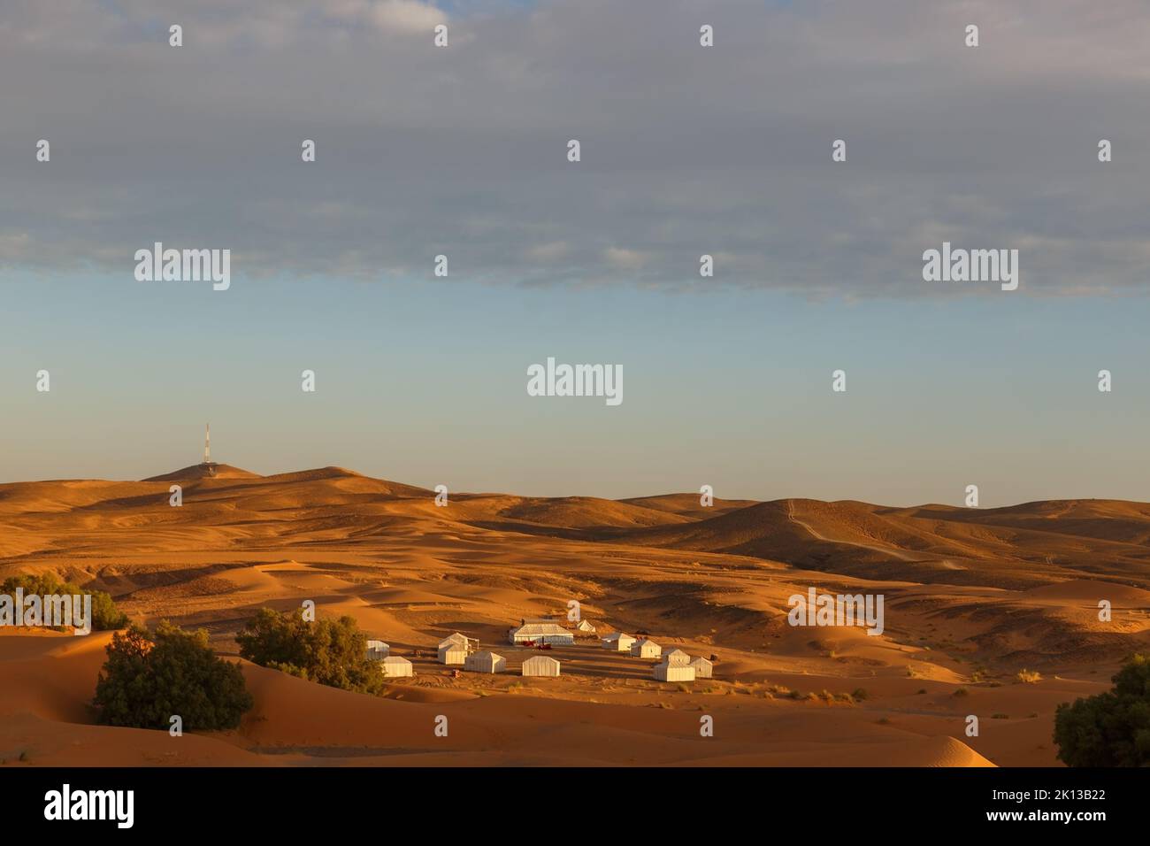 Camp de tentes dans le désert du Sahara. Camp de luxe contemporain au Maroc Banque D'Images