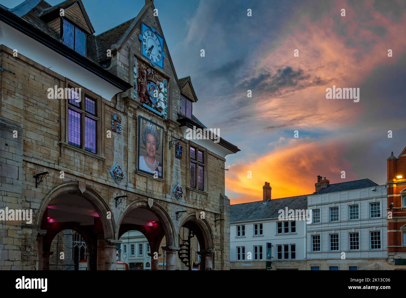 PETERBOROUGH GUILDHALL, ROYAUME-UNI - 9 SEPTEMBRE 2022. Une photo de la Reine Elizabeth II sur le Guildhall de Peterborough commémorant sa mort au coucher du soleil Banque D'Images