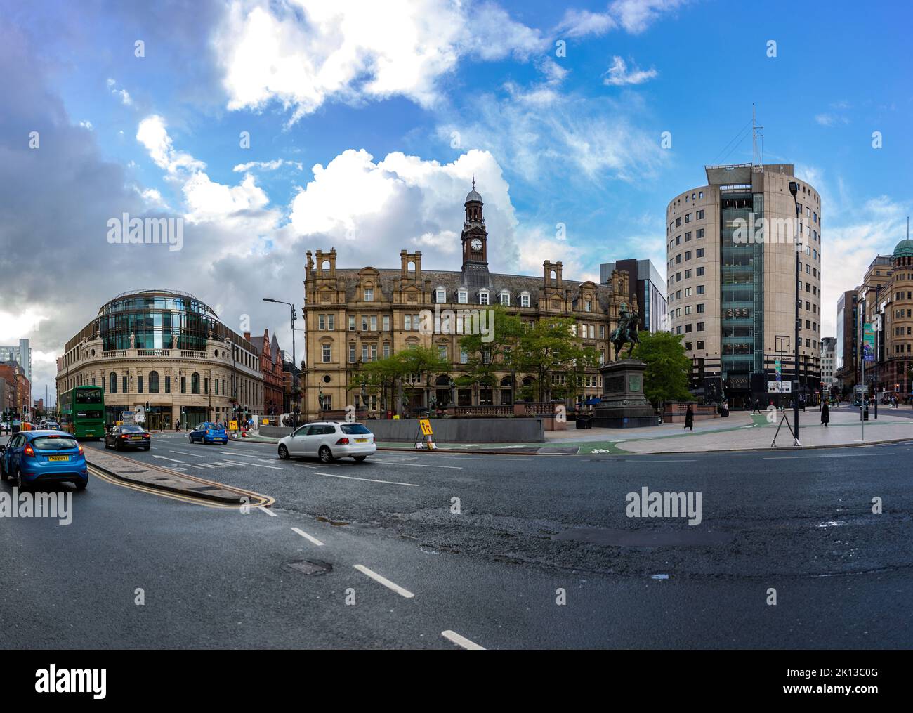 CITY SQUARE, LEEDS, ROYAUME-UNI - 9 SEPTEMBRE 2022. Une vue d'horizon en ville des bâtiments et de l'architecture de City Square dans le centre de Leeds, West y Banque D'Images