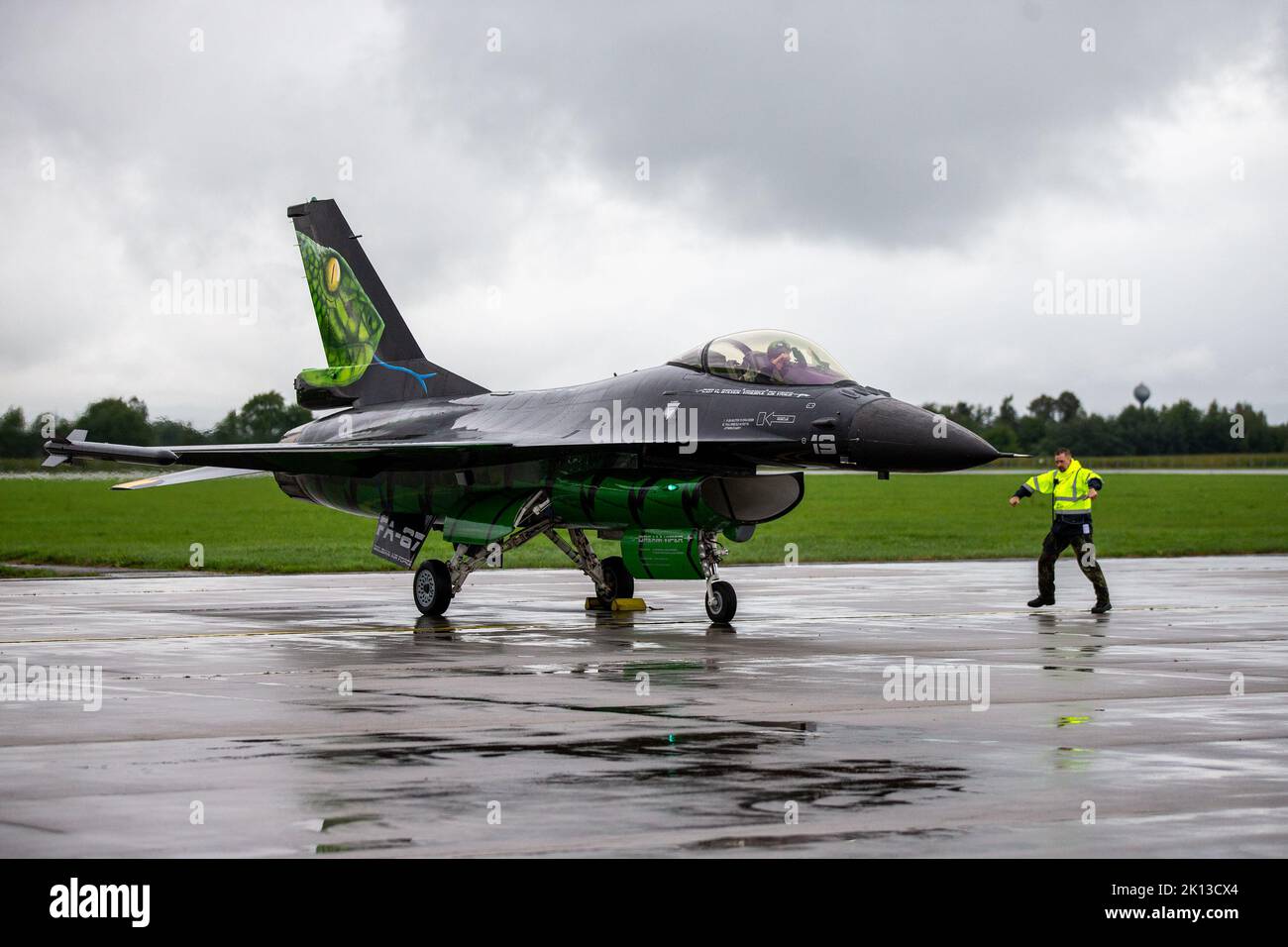 Mosnov, République tchèque. 15th septembre 2022. Le F-16 Dream Viper, qui prendra part aux Journées de l'OTAN et aux Journées de la Force aérienne tchèque, débarqua jeudi à l'aéroport de Mosnov, à 15 septembre 2022, à Mosnov, en République tchèque. Les Journées de l'OTAN, qui se sont fixées pour l'17-18 septembre, sont le plus grand spectacle de sécurité en Europe. Crédit : Vladimir Prycek/CTK photo/Alay Live News Banque D'Images