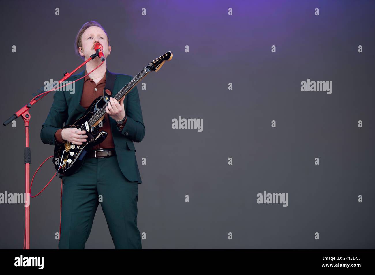 Groupe de musique d'Irlande du Nord, Two Door Cinema Club, se produit au festival Tempelhof Sounds à Berlin, en Allemagne Banque D'Images