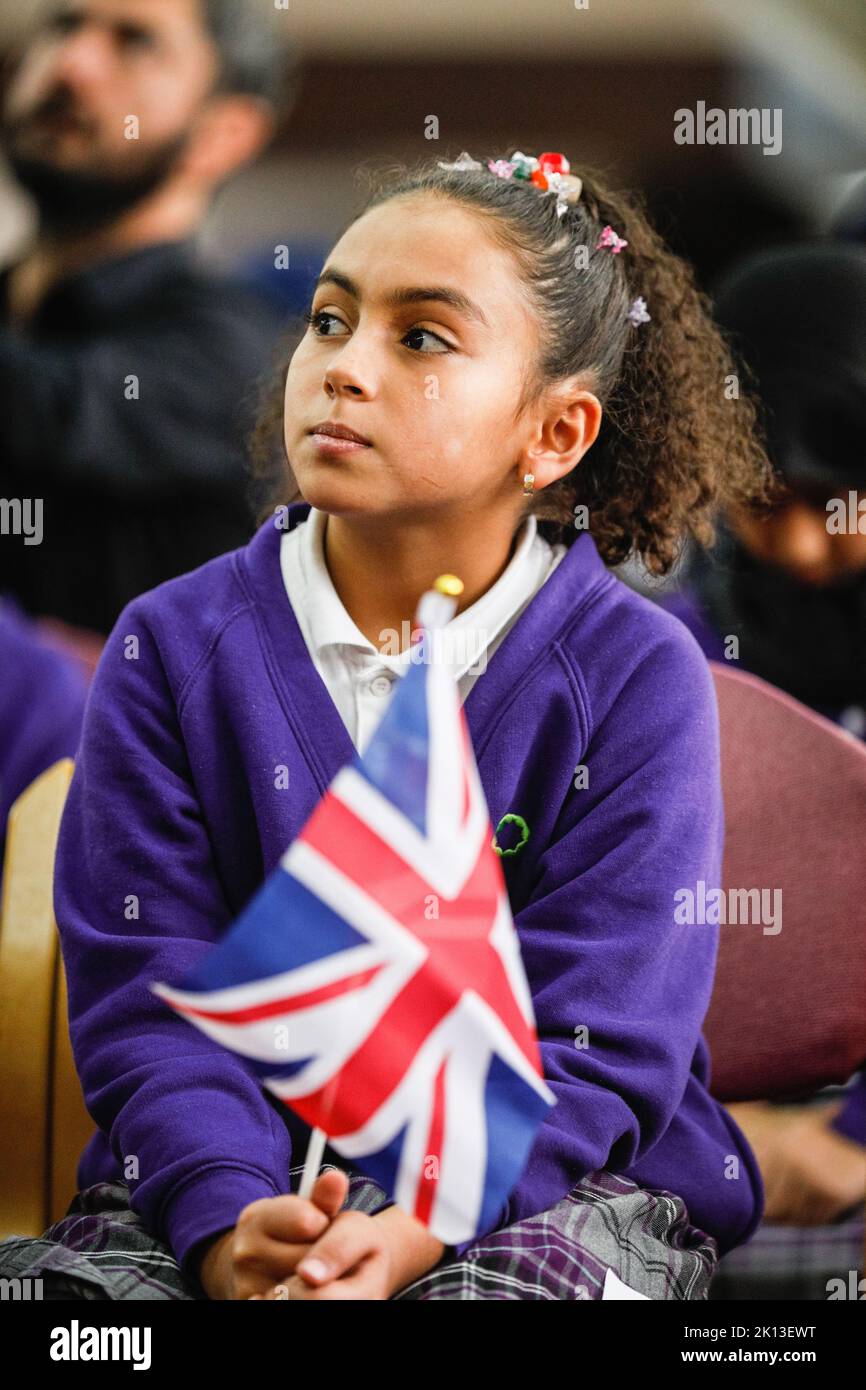 Londres, Royaume-Uni, 15th septembre 2022. (Les enfants des écoles participantes et les participants ont signé des formulaires de libération) Fatima, élève de l'Olive School Hackney, sourit en suivant les discours. Les musulmans de tout le pays se réunissent pour se souvenir de sa Majesté et célébrer l'accession du roi Charles III Les discours, les prières et les chansons réfléchies de la chorale de l'Olive School Hackney ont donné l'humeur de se souvenir de sa Majesté. Credit: Imagetraceur/Alamy Live News Banque D'Images