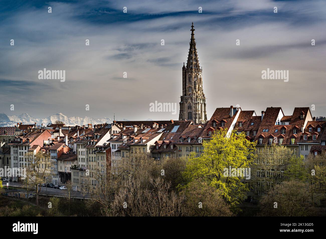 Blick von der Lorrainebrücke auf die Altstadt von Bern mit dem protententententen Münster am 12.04.22. *** Légende locale *** Vieille ville, Berne, ville fédérale, Banque D'Images