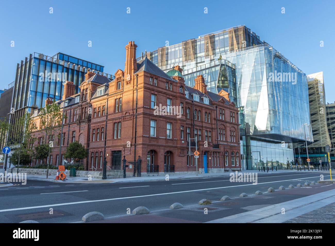 Le nouveau bâtiment du bureau Salesforce à côté d'une grande rue ensoleillée, Dublin, Irlande. Banque D'Images