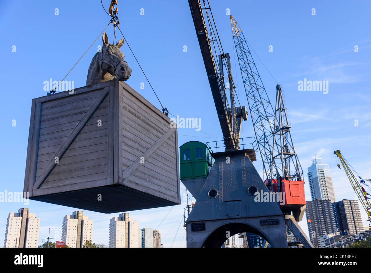 Grue tient un modèle de caisse contenant un cheval au port de Rotterdam, pays-Bas Banque D'Images Grue tient un modèle de caisse contenant un cheval au port de Rotterdam, pays-Bas Banque D'Images